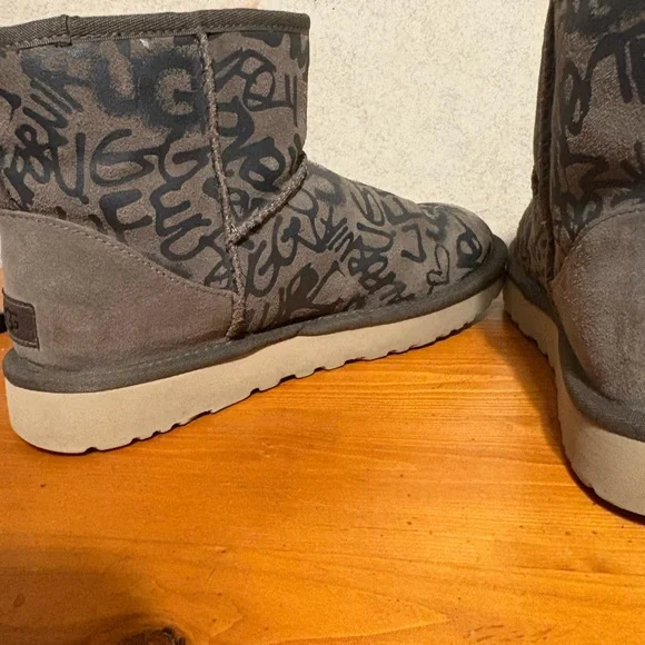 UGG Classic Street Graffiti Mini Ankle Boot EUC Womens Size 9 SN1105443 - Picture 5 of 11